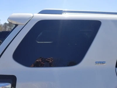 10-23 TOYOTA 4RUNNER OEM PASSENGER RIGHT REAR QUARTER GLASS WINDOW  Foto 1 de 4