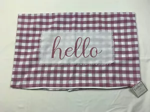 Funda de almohada para decoración del hogar Marlo Lorenz Thro HELLO Gingham 25""x15"" púrpura blanca nueva con etiquetas - Imagen 1 de 7