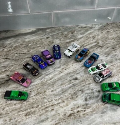 Juego de 13 coches de superhéroes diecast vintage de Marvel Foto 1 de 4