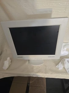 Samsung SyncMaster 570v Tft - Picture 1 of 4