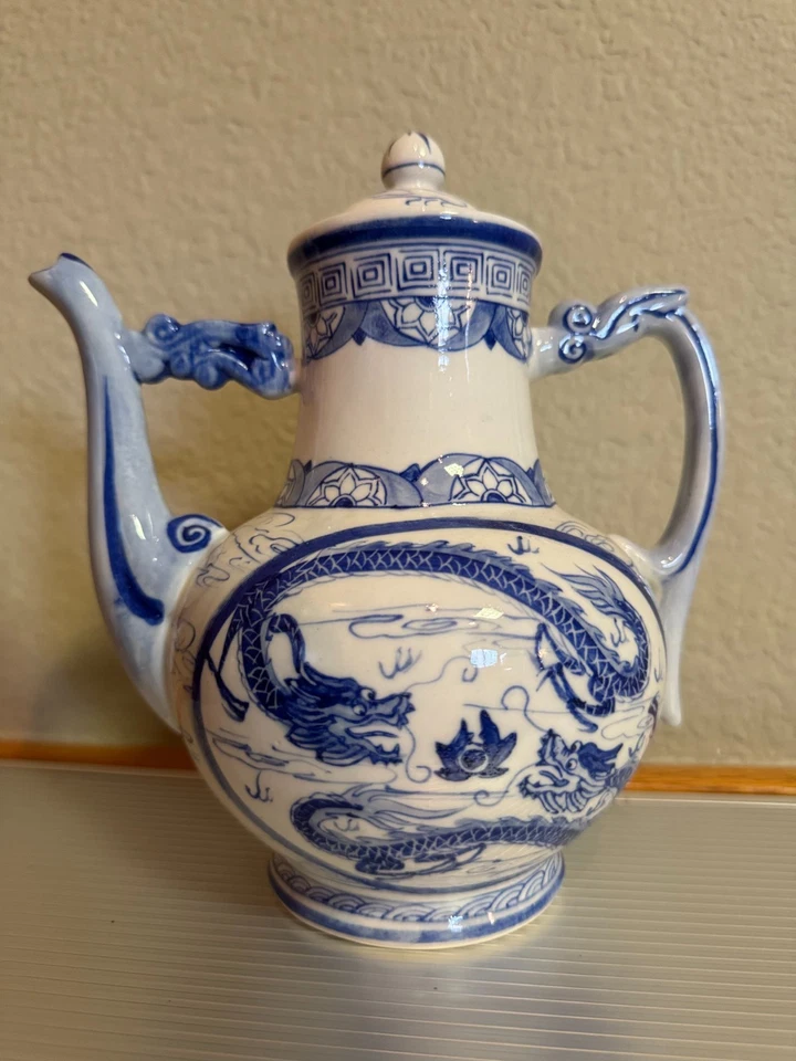 Tetera de porcelana china vintage azul y blanca dragón marca Qianlong pintada a mano Foto 1 de 4