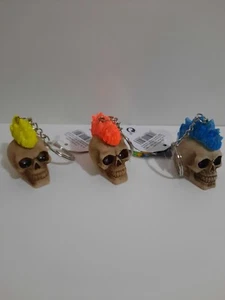 Portachiavi Teschio con Cresta Colorata Gotico Resina 4cm - Foto 1 di 4