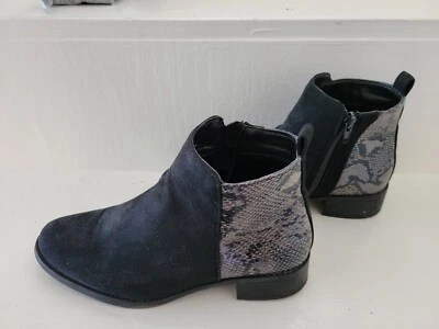 Botas de gamuza sintética y piel de serpiente Ellen Tracy talla 7,5 Foto 1 de 4