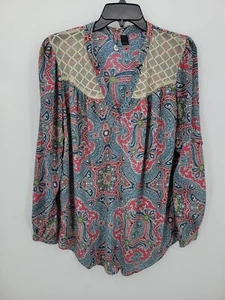 Buckle BKE Boutique Top Womens Medium Blue Red Scarf Print Lace Insert Neckline - Picture 1 of 9