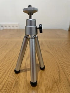 Universal flexible tabletop mini tripod digital camera telescopic legs - Picture 1 of 10