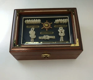 Shadow Box marinai corda nodi incorniciato mini legno nautico Navy Boatswains - Foto 1 di 8