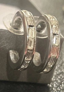 Orecchini a cerchio huggie cristalli tono argento swarovski vintage SAL leggi - Foto 1 di 5