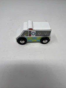 J'adore Paris Natur Holz Spielzeug Urban City Fahrzeug Krankenwagen  - Bild 1 von 7