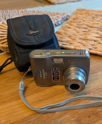 Nikon Coolpix L2 Camera - with Loewpro Rezo 20 carry case - full working order  - Image 1 of 4