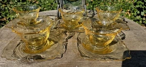 ¿Vidrio Heisey de la era de la depresión? Juego de 5 tazas y platillos cuadrados de vidrio translúcido Sahara - Imagen 1 de 17