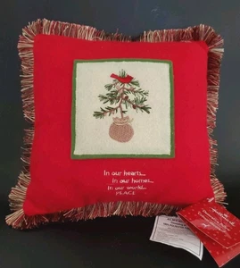 Almohada decorativa bordada navideña Hallmark "En nuestros corazones... paz"   - Imagen 1 de 13