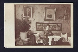 Postal RPPC de principios de 1900, mujer, máquina de coser antigua, sofá victoriano - Imagen 1 de 2