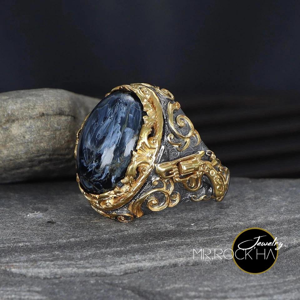 Мужское кольцо из серебра 925 пробы с голубым камнем петерситом, рельефным львом, золотым родиевым покрытием - Изображение 1 из 4