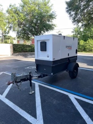 Generador móvil Generac Magnum 25 KVA grado de alquiler Foto 1 de 4