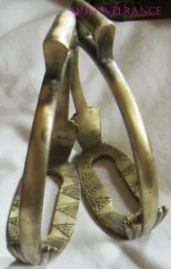 EQ3015 - PAIRE D'ETRIERS OFFICIER DE CAVALERIE EN BRONZE - XIXe - Picture 1 of 9