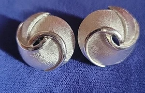 Trifari Brushed Silver Tone Swirl Love Knot Clip On Earrings Vtg Signed Gift - Picture 1 of 5