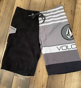 VOLCOM Pure FUNction Men’s Size 34/Black Gray And White Board Shorts  - Picture 1 of 18