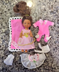 Vintage Mattel Barbie Kelly Puppe rosa Augen braune Haare Rapunzel Kleid + - Bild 1 von 12