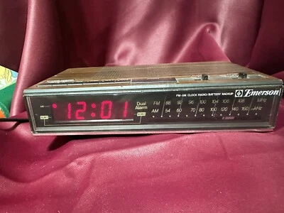 Radio despertador doble grano madera Emerson RED5675A radio AM/FM con batería de respaldo Foto 1 de 4