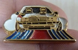 BEAU PIN'S VOITURE RALLYE LANCIA DELTA INTEGRALE HF MARTINI RACING VERSION EAF - Foto 1 di 2