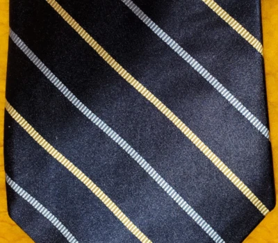 BROOKS BROTHERS ~ CORBATA DE SEDA PARA HOMBRE ~ POLAR DORADO ~ AZUL OSCURO ~ RAYAS ~ 60" Foto 1 de 4