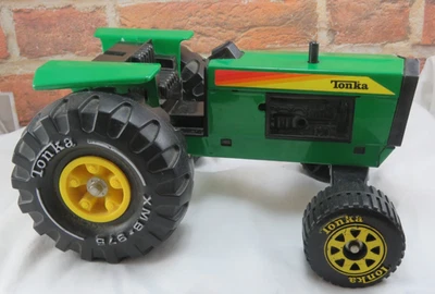 Винтажный Зеленый трактор Tonka 1:64 прессованный металл XMB-975 отсутствует руль как есть - Изображение 1 из 4