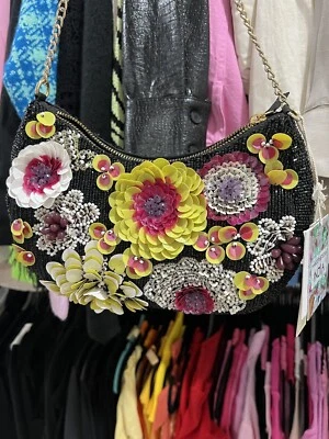 Bolso de mano con cuentas negro, rosa y verde Foto 1 de 4