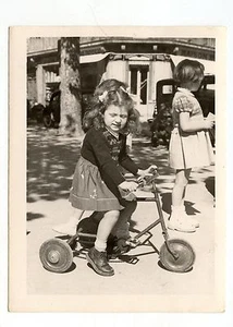 Niña Pequeña A Bicicleta Triciclo Calle Toulon - Foto Antigua An. 1950 - Picture 1 of 1
