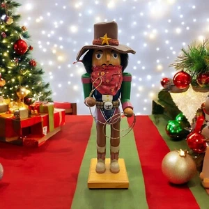 Vaquero de Navidad Cascanueces Western de madera Kurt S. Adler 13,5" en caja - Imagen 1 de 8
