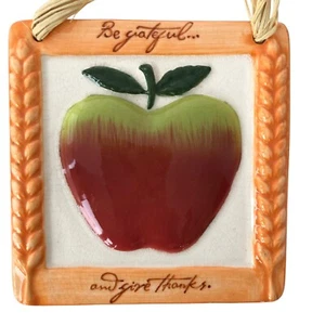 Piastrella in ceramica di mela con appendiabiti in paglia misura 4,5" x 4,5" - Foto 1 di 3