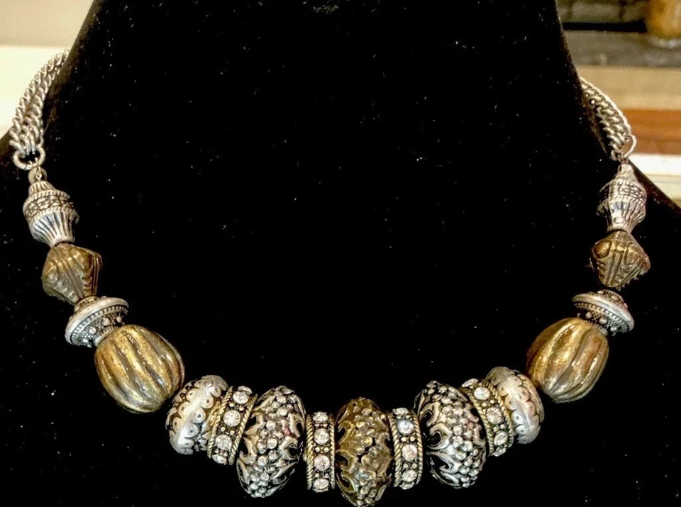 Collar Premier Designs ISABELLA Plata y Latón Cristal Cuentas - Usado Foto 1 de 4