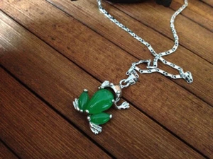 Natural Green Jade Inlay Frog Design Dangle Lucky Pendant Charm Chain Necklace - Picture 1 of 4