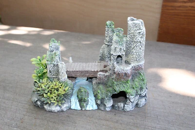 Puente levadizo y castillo burbujeante para pecera Foto 1 de 4