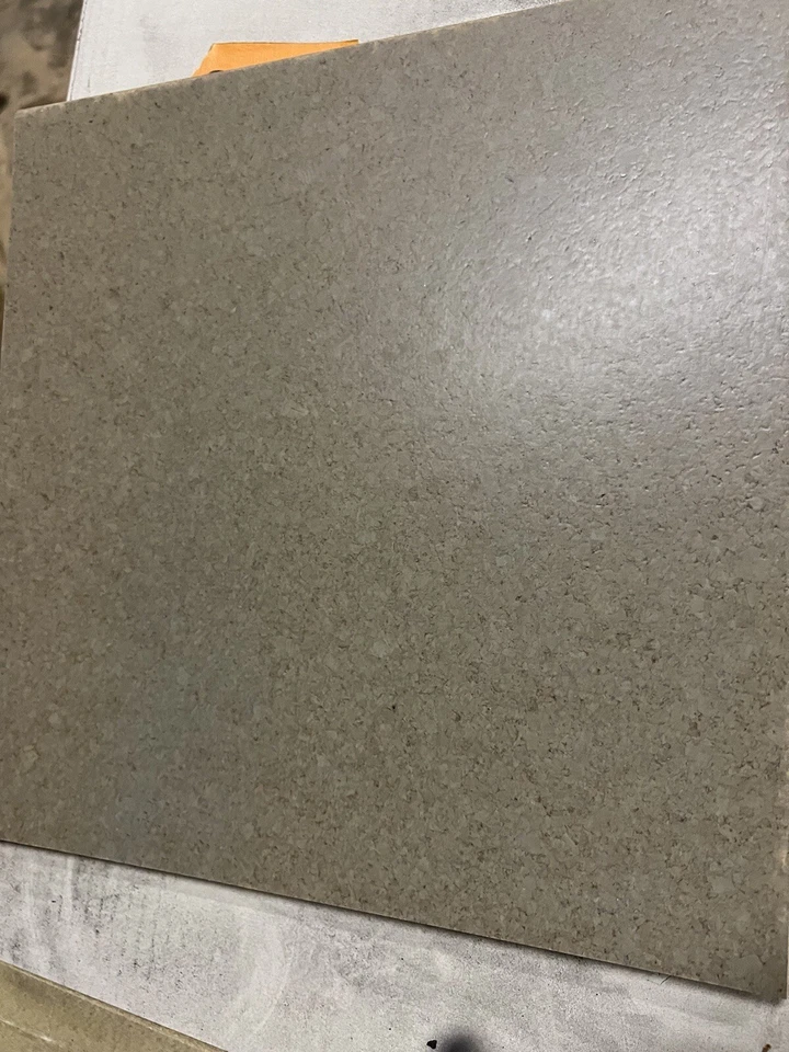 软木地板瓷砖-橄榄砂:300 毫米 x 300 毫米 (11.81 英寸 x 11.81 英寸) x 4 毫米厚。 106.6 SF 银色 — 第 1/1 张图片