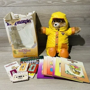 Teddy Ruxpin 1985 VTG Worlds Of Wonder with Outfits, Books/Tapes PLEASE READ - Picture 1 of 20