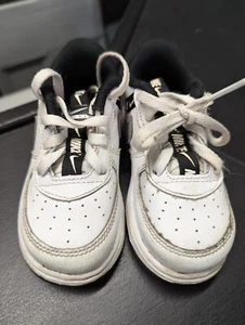Nike Air Force 1 Turnschuhe Kinder Größe UK6,5 weiß Leder m/w silber reflektierte Zierleiste - Bild 1 von 7