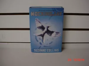 THE HUNGER GAMES: MOCKING JAY by Suzanne Collins/HC/DJ/2010/NEW/CLEARANCE-S! - Picture 1 of 3