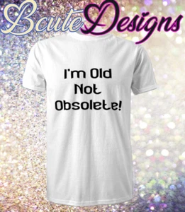 T-SHIRT DIVERTENTE DA UOMO SCHERZO NATALIZIO REGALO DI NATALE ""VECCHIO MA NON OBSOLETO"" S/L/M/XL - Foto 1 di 3