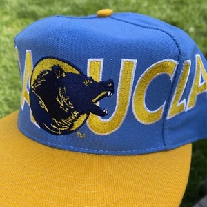 De Colección UCLA Bruins Sombrero Snapback Oso Firmas Azul Amarillo Bordado Baloncesto - Imagen 1 de 13