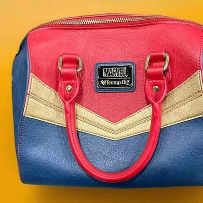Bolso Loungefly Marvel Capitana Marvel Cartera Bolso de Mano Correa Bandolera EE. UU. Estrella Rojo Foto 1 de 4