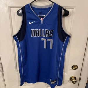 Camiseta deportiva Swingman Luka Doncic Dallas Mavericks YOUTH Icon Edition talla XL NUEVA CON ETIQUETAS - Imagen 1 de 5