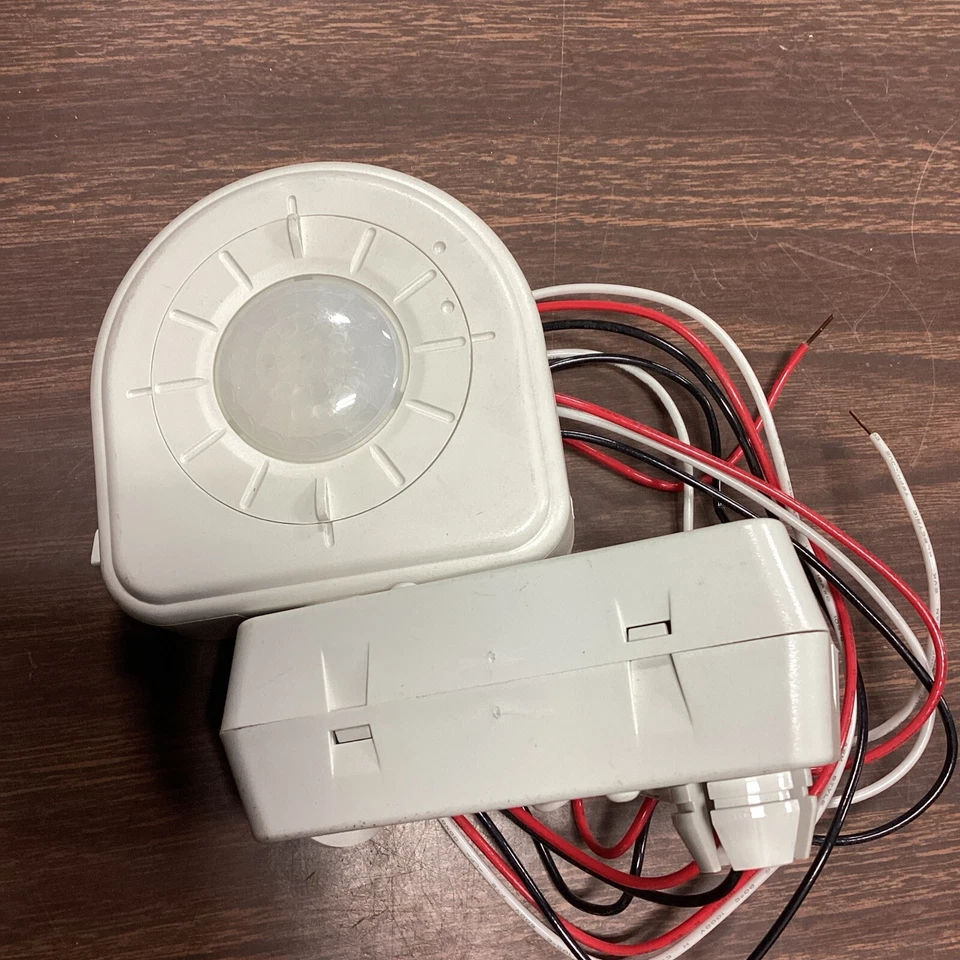 Leviton OSFHU-1TW High Bay Lighting Passive Infrared Occupancy Sensor E74 - Image 1 of 2