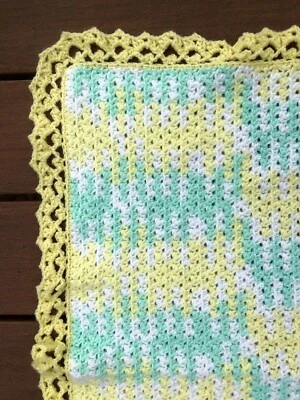 Manta bebé tejida y tejida a mano amarillo pastel y verde 32" x 37" Foto 1 de 4