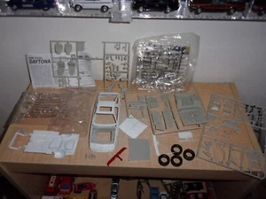 1:25 AMT Ertl 1988 Dodge Daytona Model Kit READ - Picture 1 of 8