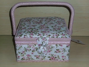 Brandneu mit Etikett - creme/rosa zierlicher Rosen-Design Stoff - kleines quadratisches Nähkästchen - Hobby Geschenk - Bild 1 von 3