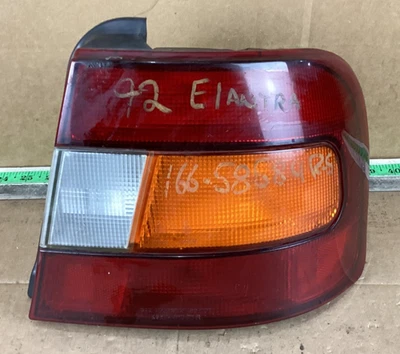 Lanterna traseira traseira direita do passageiro Hyundai Elantra 1992-1993 fabricante de equipamento original - Imagem 1 de 4