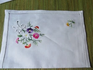 8 Tischsets, 35 x 48 cm + 8 passende Servietten, 32 x 32 cm, weiß, bestickt - Bild 1 von 16