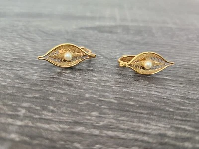 Brincos pendentes vintage anos 60 filigrana Sarah Coventry falso clipe de pérola estilo ouro - Imagem 1 de 4