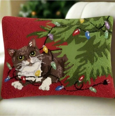 Almohada de Navidad con gancho "Gato de vacaciones debajo del árbol" con inserto, 18" x 14" Foto 1 de 4
