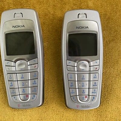 Telefone Nokia de tijolo - Modelo 6010 - Lote de 2 - T-Mobile prata e branco - NÃO TESTADO - Imagem 1 de 4